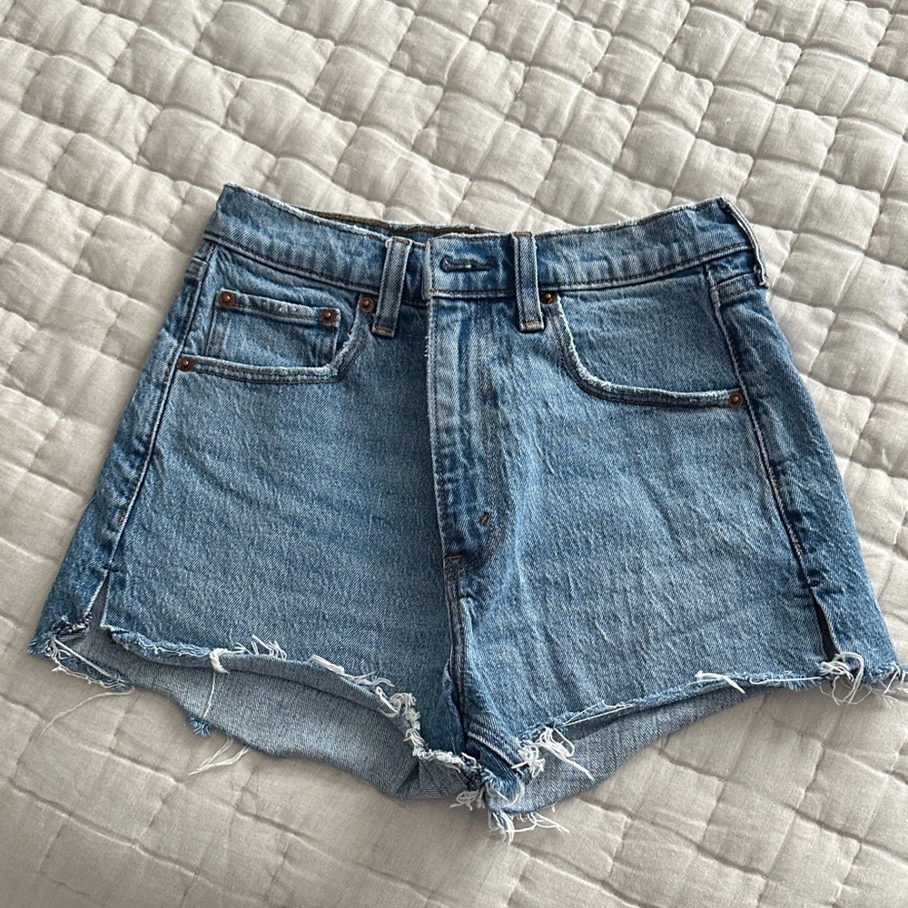 Abercrombie High Rise Mom Short Medium Wash